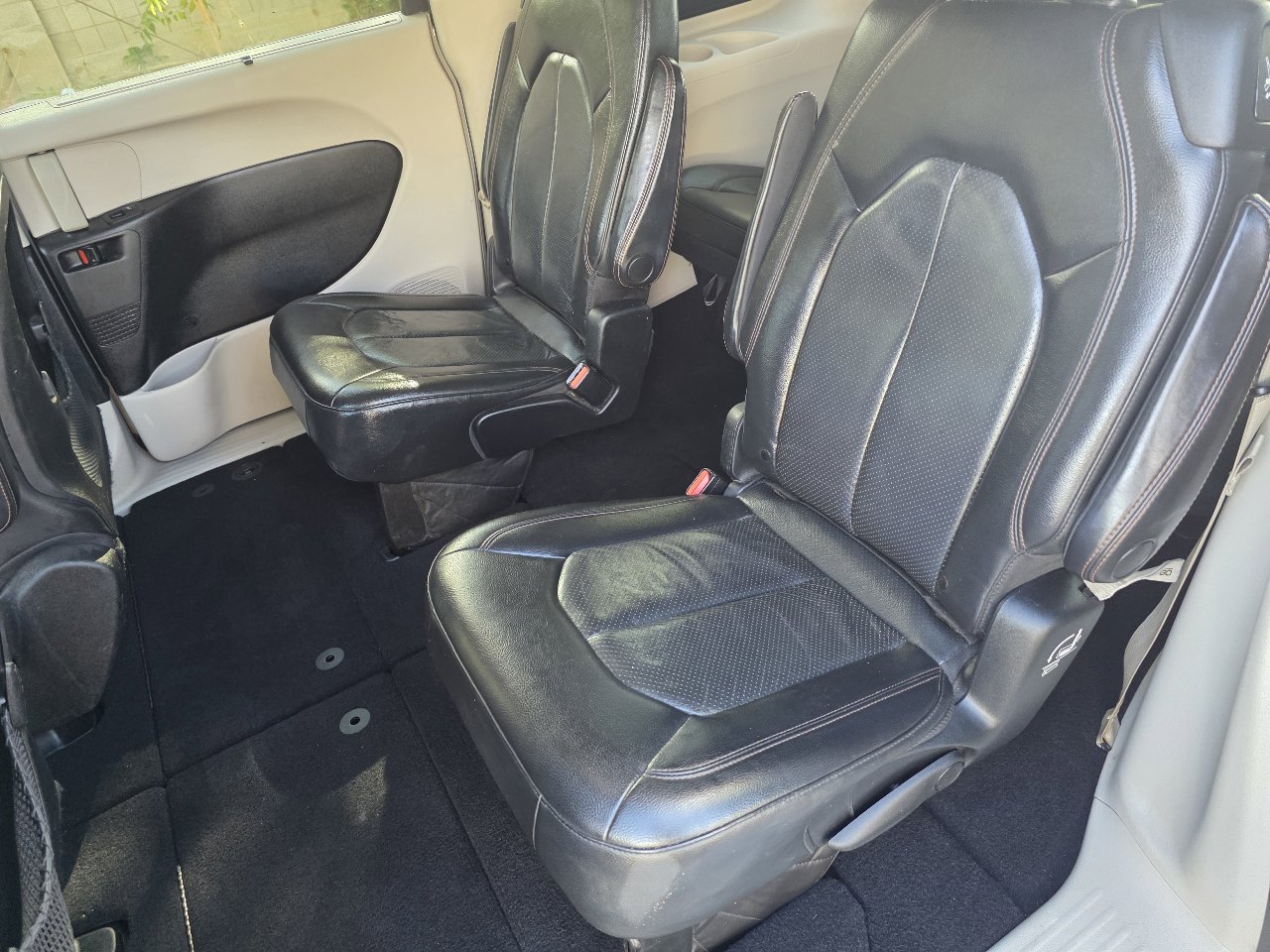 Used 2020 Chrysler Pacifica Touring-L w/ Tire & Wheel Group image 6