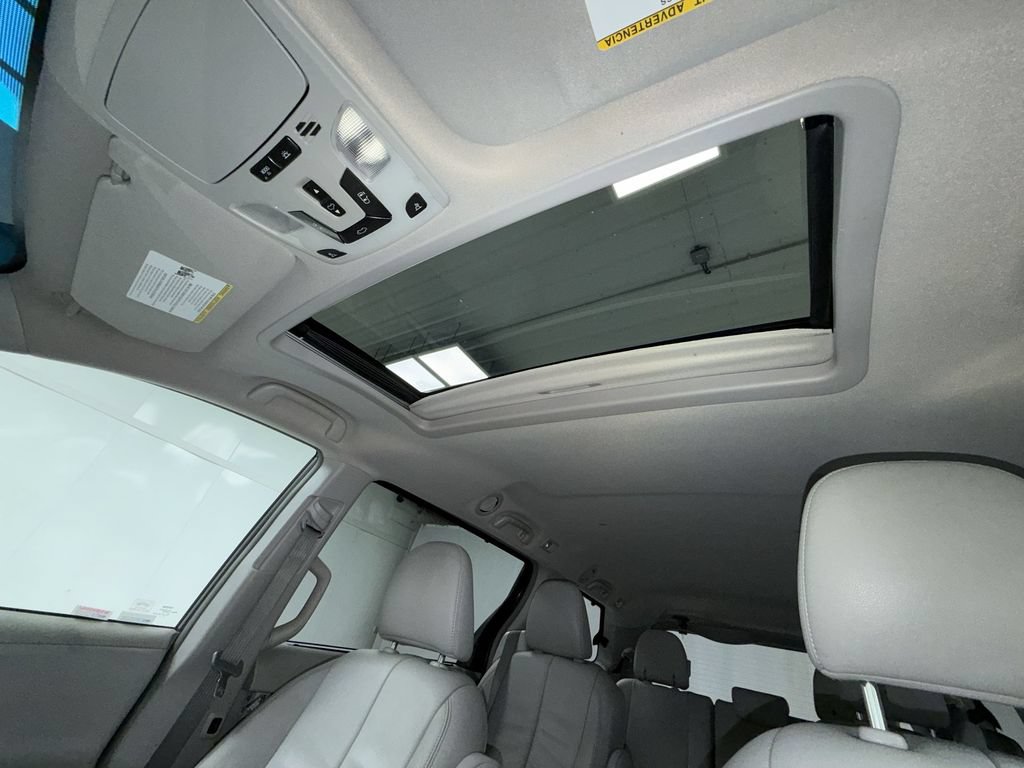 Used 2014 Toyota Sienna XLE AWD/4WD image 23