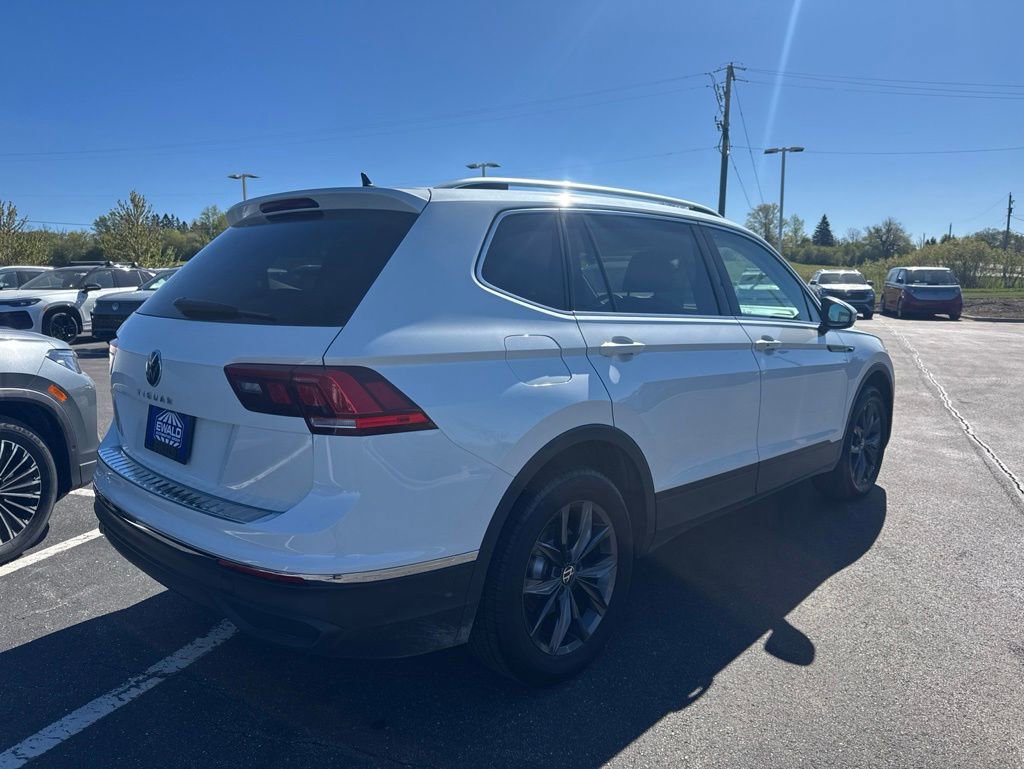 Used 2023 Volkswagen Tiguan SE w/ Panoramic Sunroof Package FWD image 5