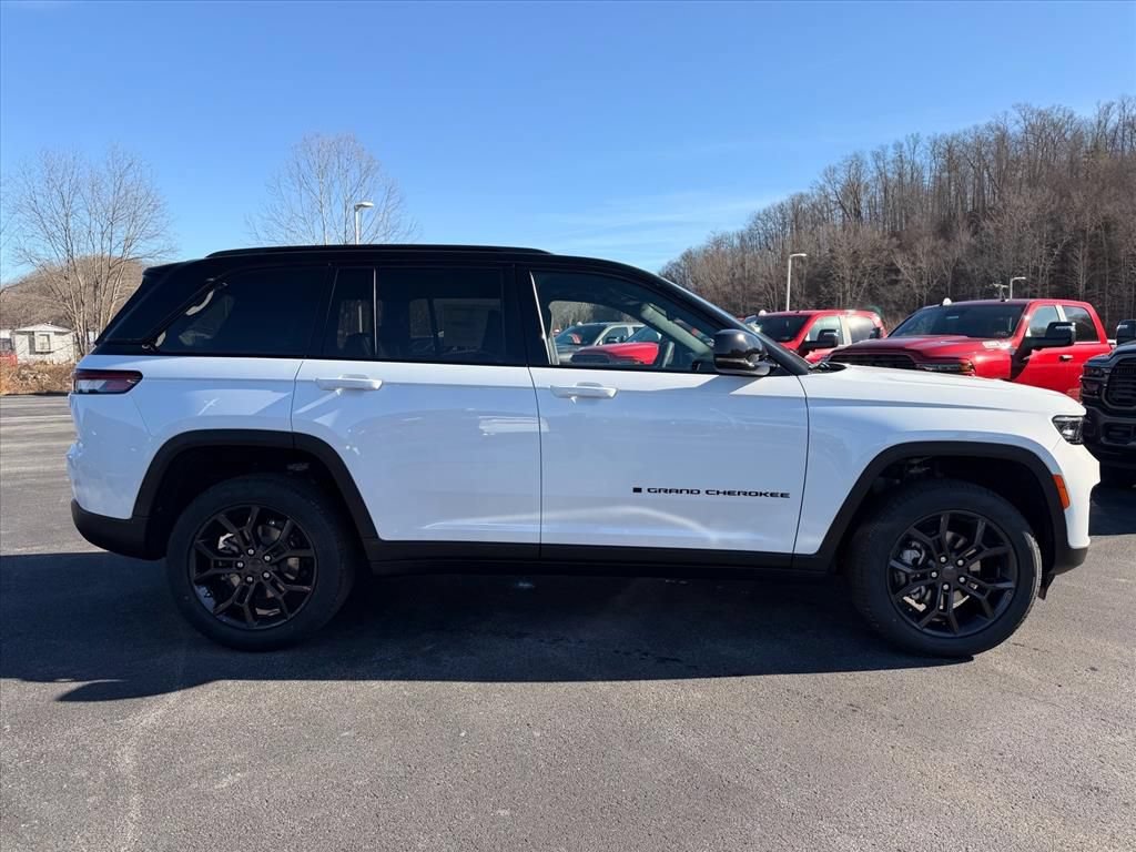 Used 2025 Jeep Grand Cherokee Limited AWD/4WD image 3