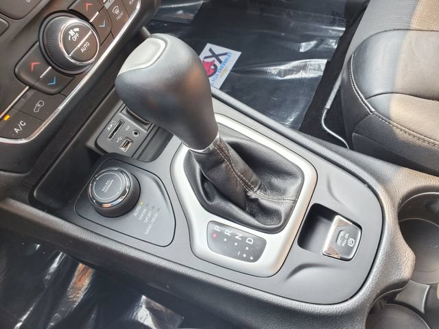 Used 2018 Jeep Cherokee Latitude Plus w/ Comfort/Convenience Group AWD/4WD image 37