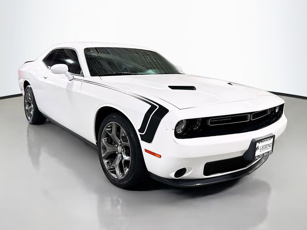 Used 2016 Dodge Challenger SXT w/ Driver Convenience Group RWD image 3