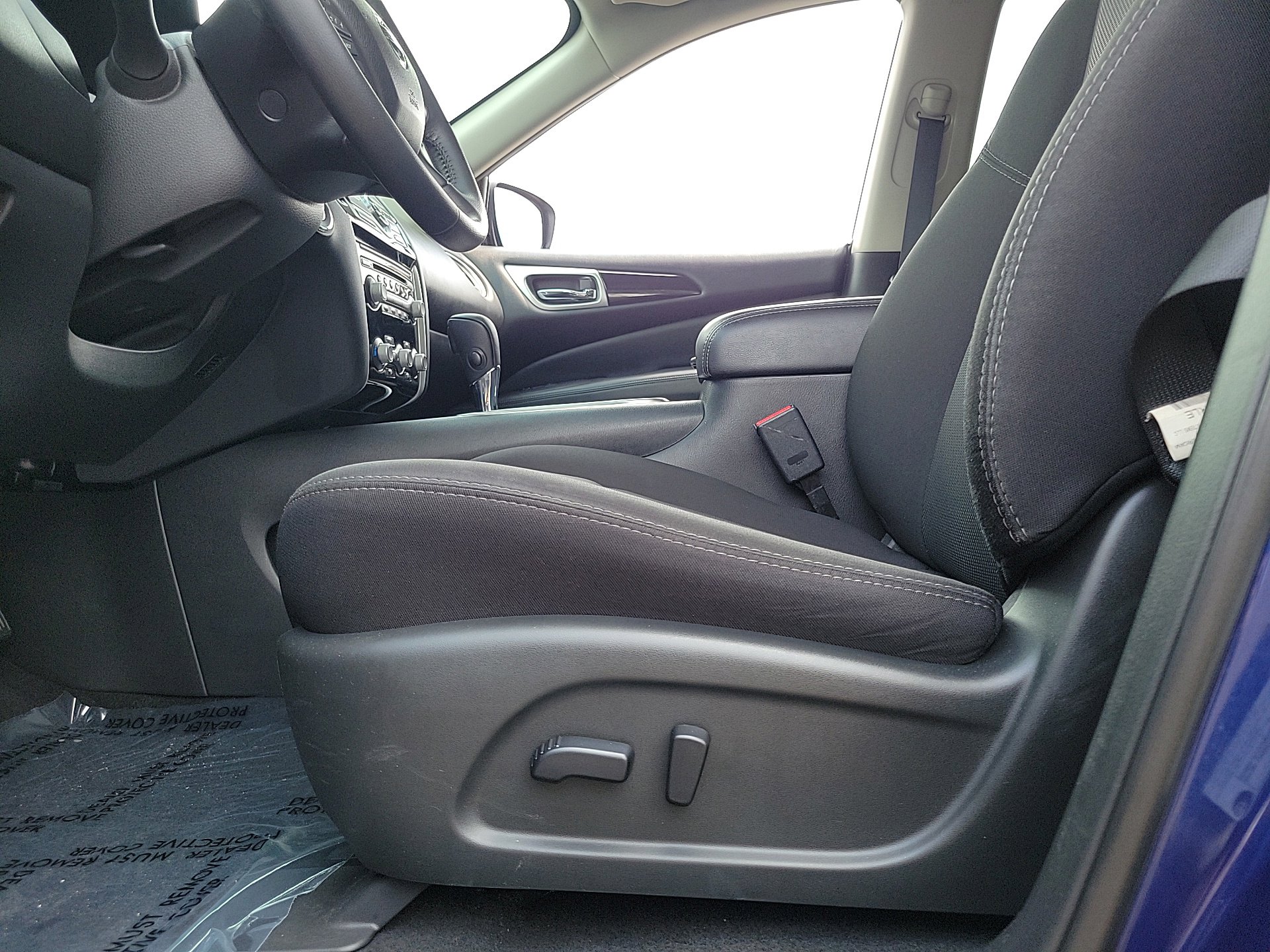 Used 2020 Nissan Pathfinder SV image 14