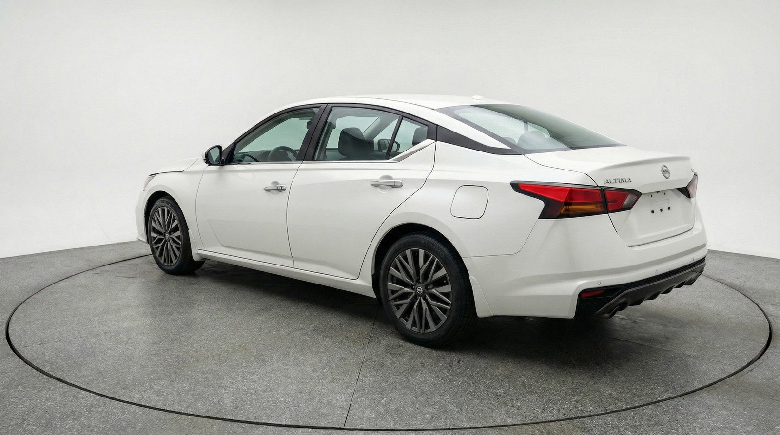 Used 2025 Nissan Altima 2.5 SV FWD image 5