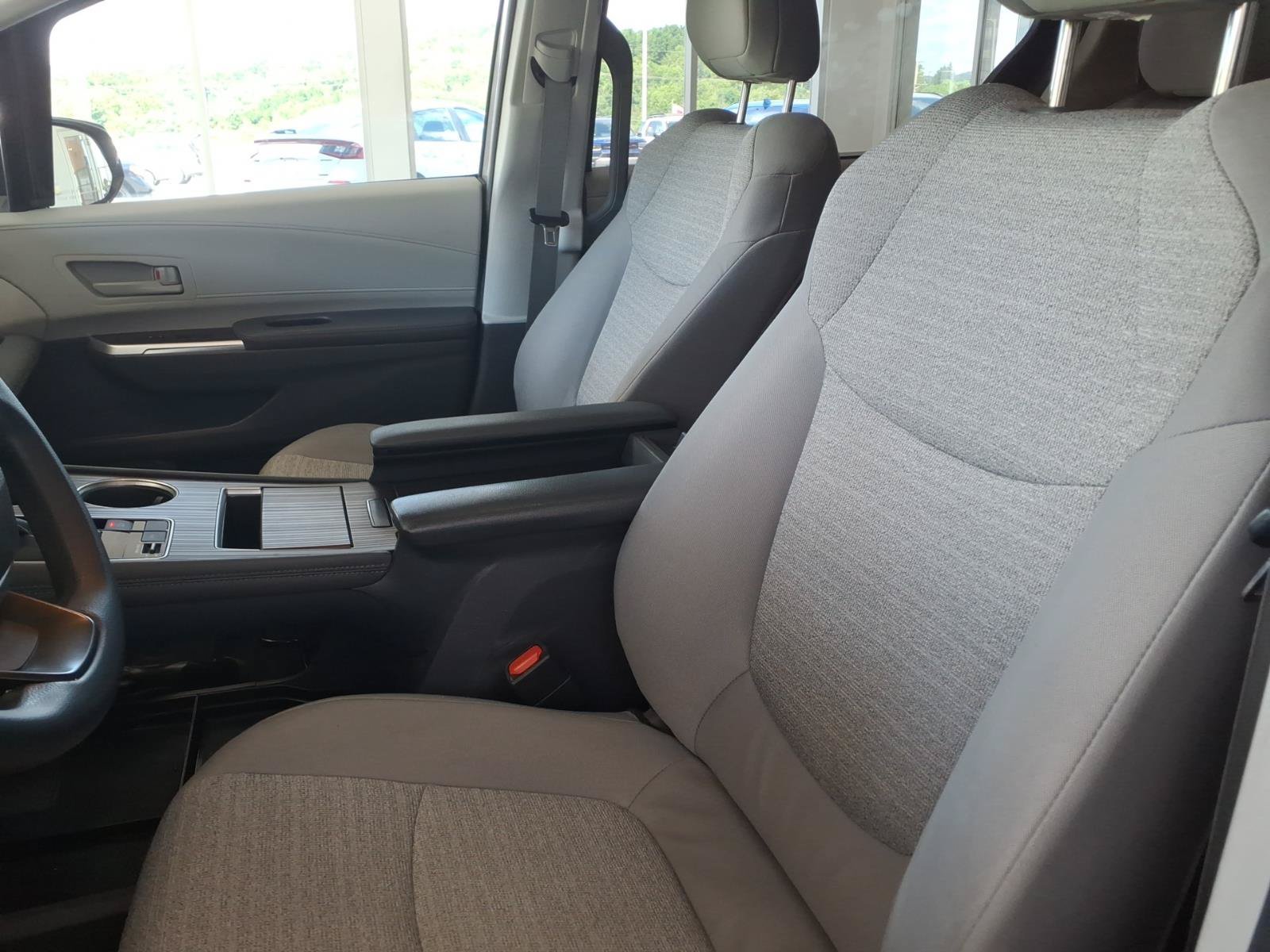 Used 2021 Toyota Sienna LE w/ LE Plus Package FWD image 10
