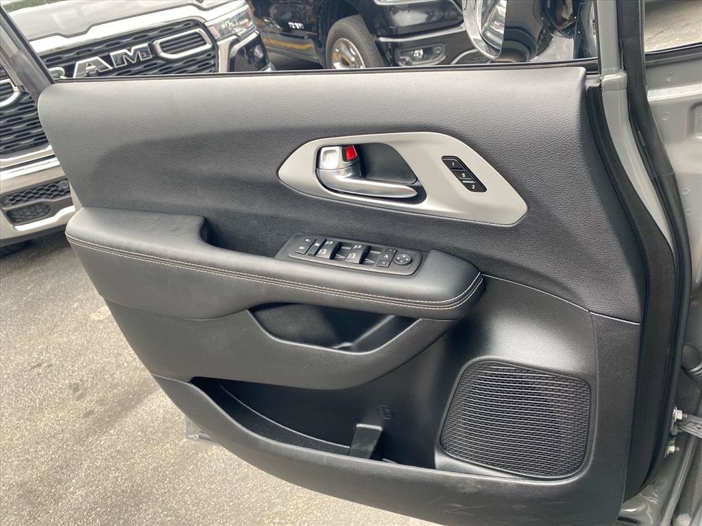 Used 2025 Chrysler Pacifica Limited FWD image 21