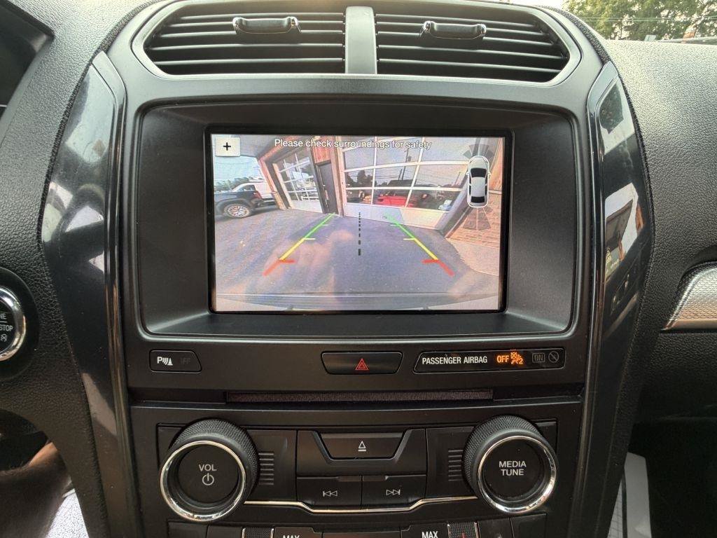 Used 2018 Ford Explorer XLT w/ Equipment Group 202A AWD/4WD image 27