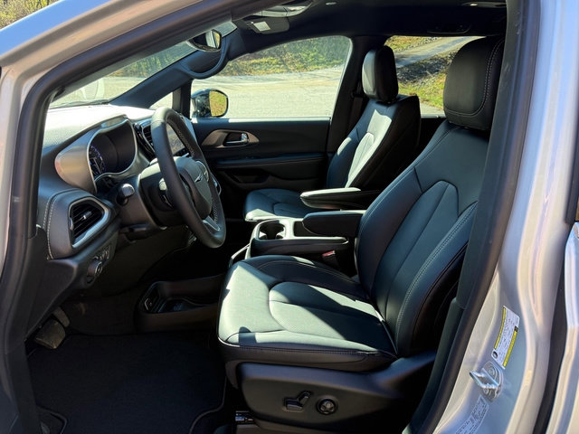 New 2026 Chrysler Pacifica Select image 12