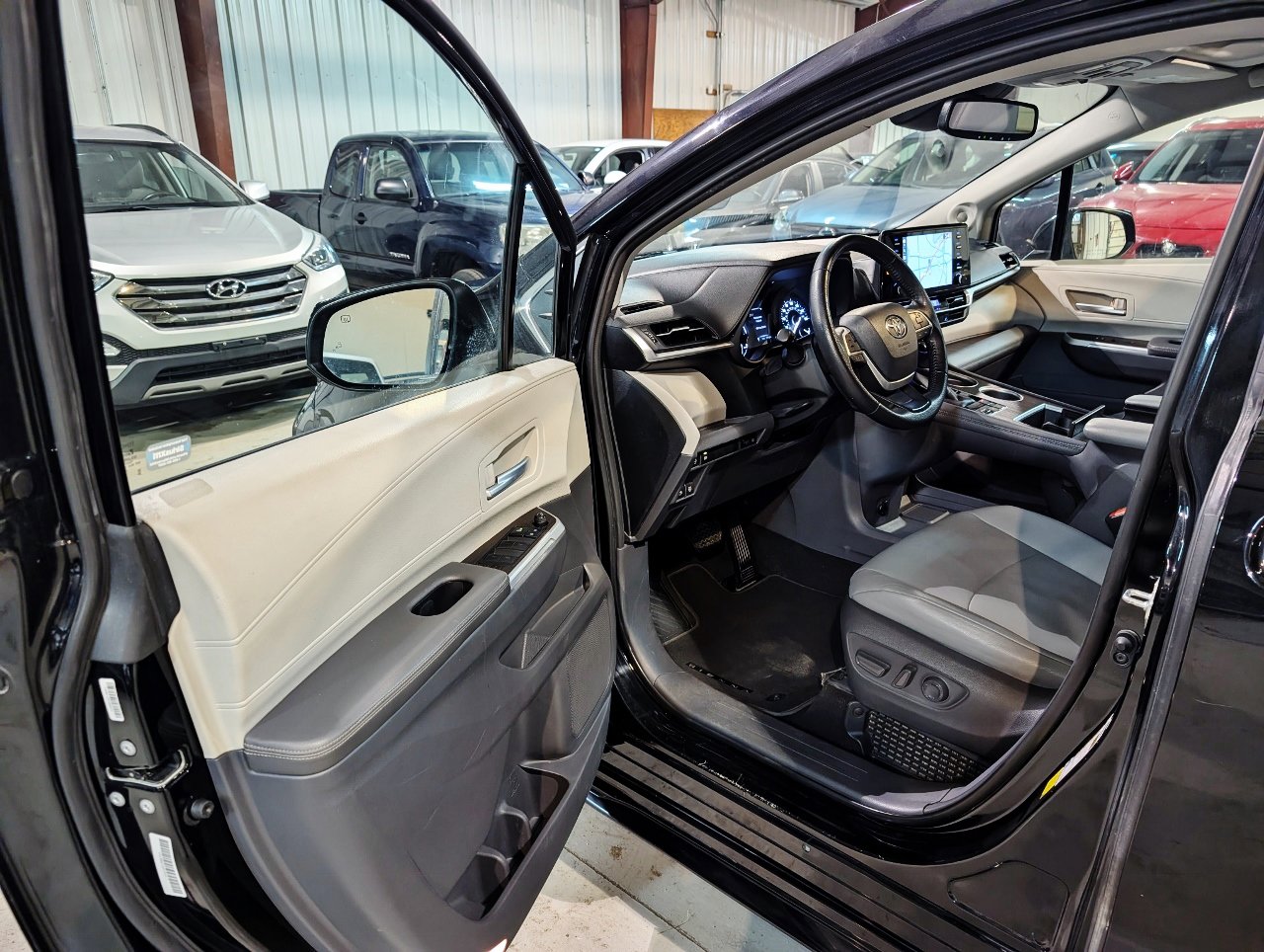 Used 2021 Toyota Sienna XLE w/ XLE Plus Package FWD image 14