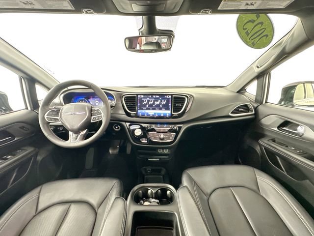 Used 2025 Chrysler Pacifica Select image 3