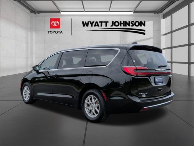 Used 2023 Chrysler Pacifica Touring-L FWD image 3