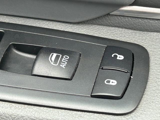 Used 2019 RAM 1500 Classic SLT AWD/4WD image 32