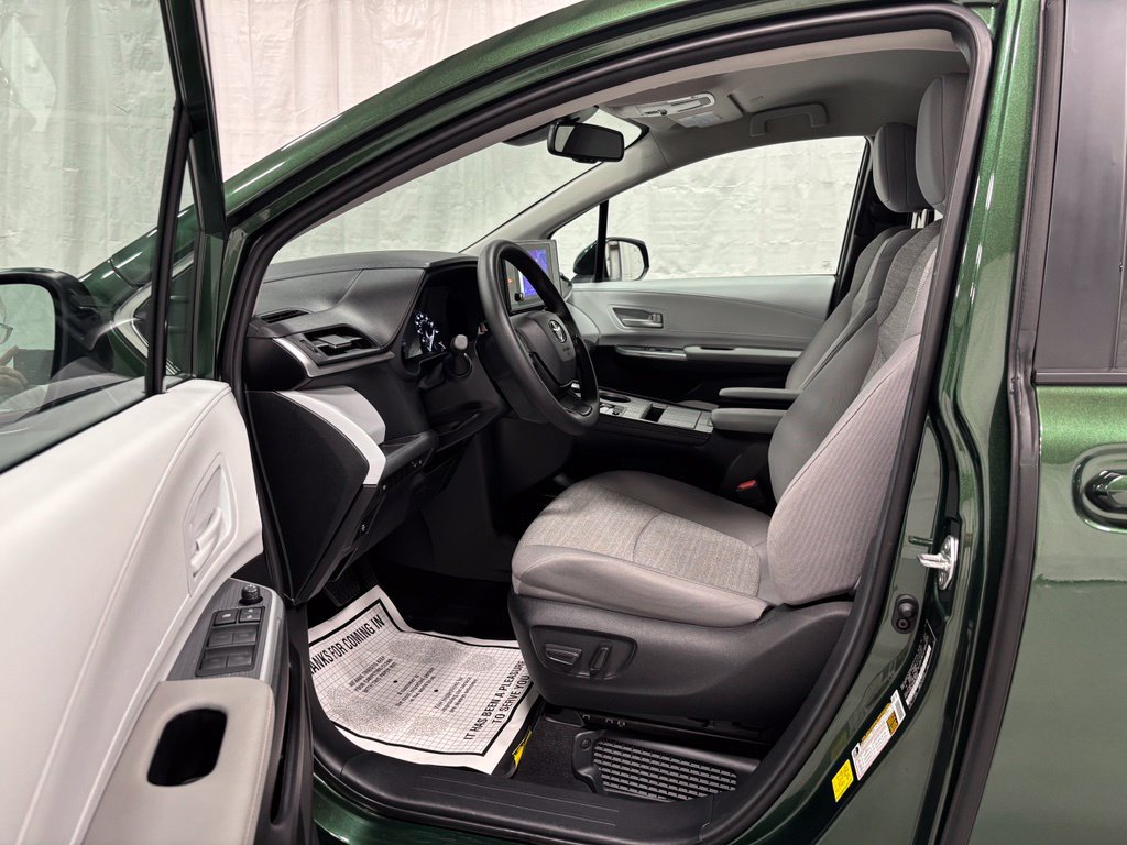 Used 2026 Toyota Sienna LE FWD image 10