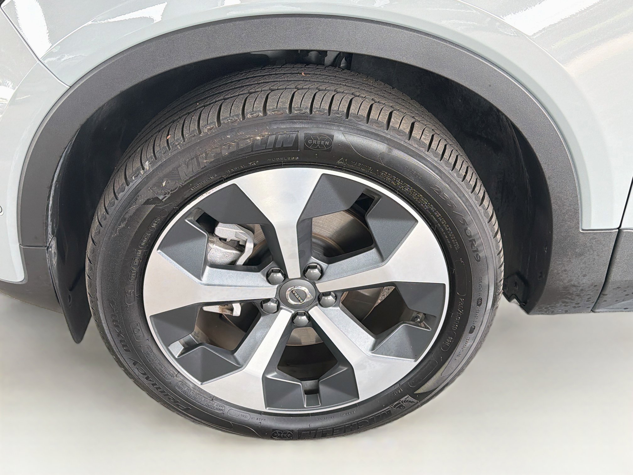 Used 2025 Volvo XC40 B5 Plus AWD/4WD image 11