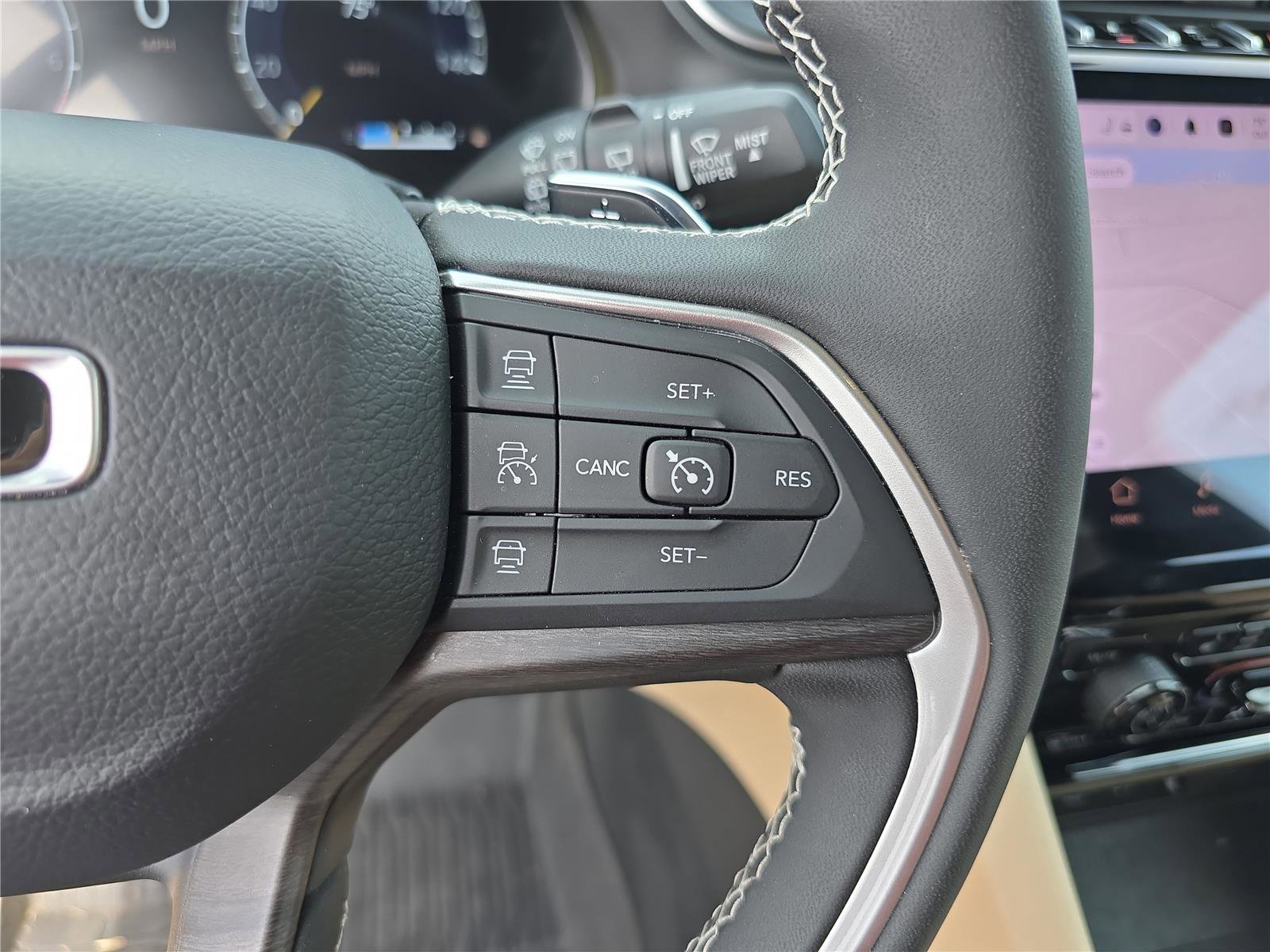 Used 2025 Jeep Grand Cherokee Limited w/ Luxury Tech Group II image 31