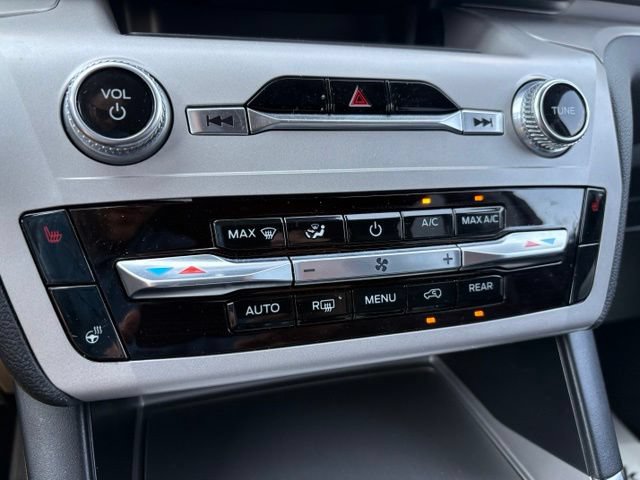 Used 2024 Ford Explorer XLT w/ Equipment Group 202A AWD/4WD image 31