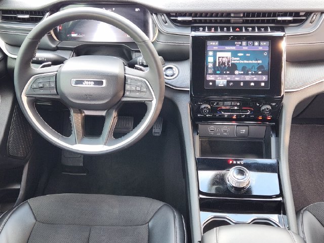 Used 2023 Jeep Grand Cherokee L Laredo RWD image 27