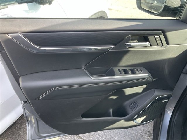 Used 2025 GMC Acadia Elevation image 3