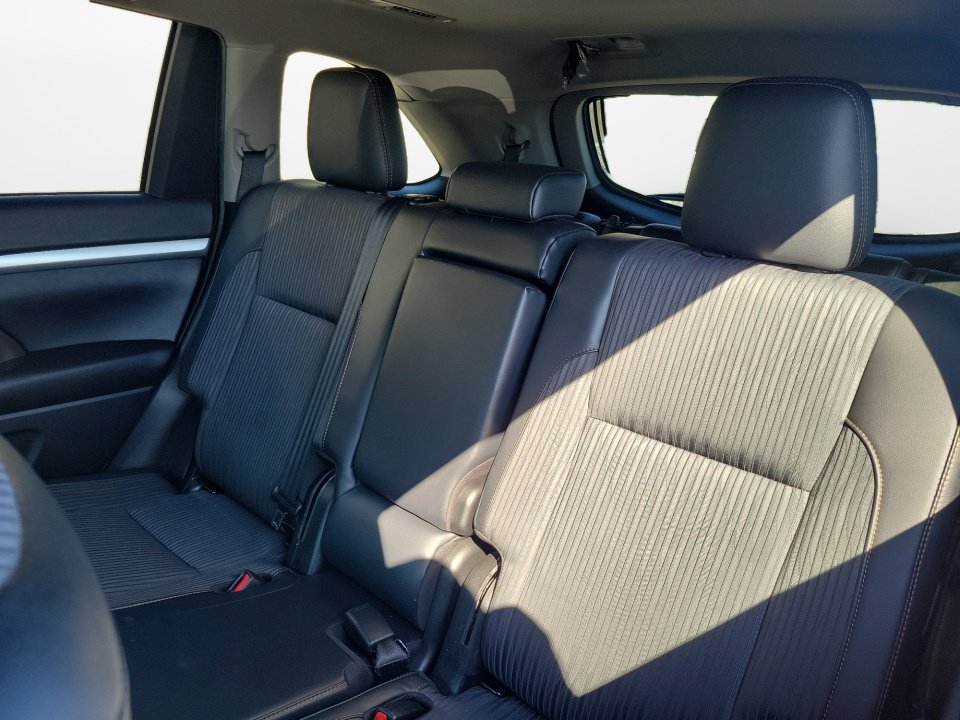 Used 2019 Toyota Highlander Plus FWD image 12