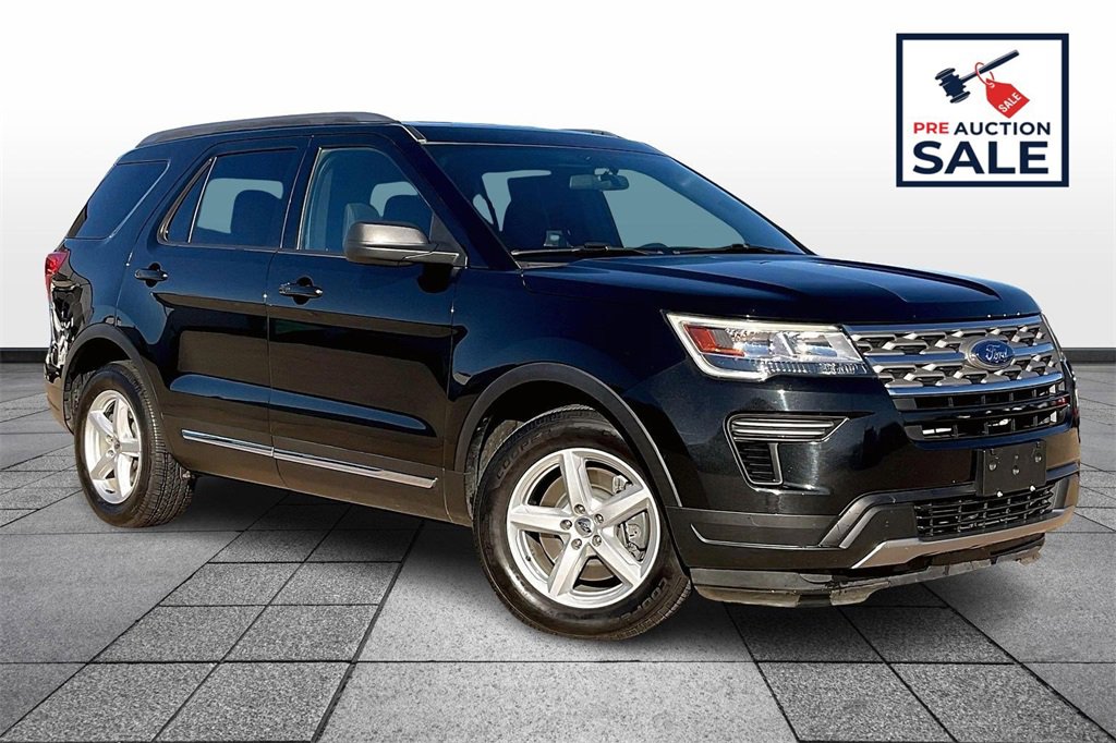Used 2018 Ford Explorer XLT image 2