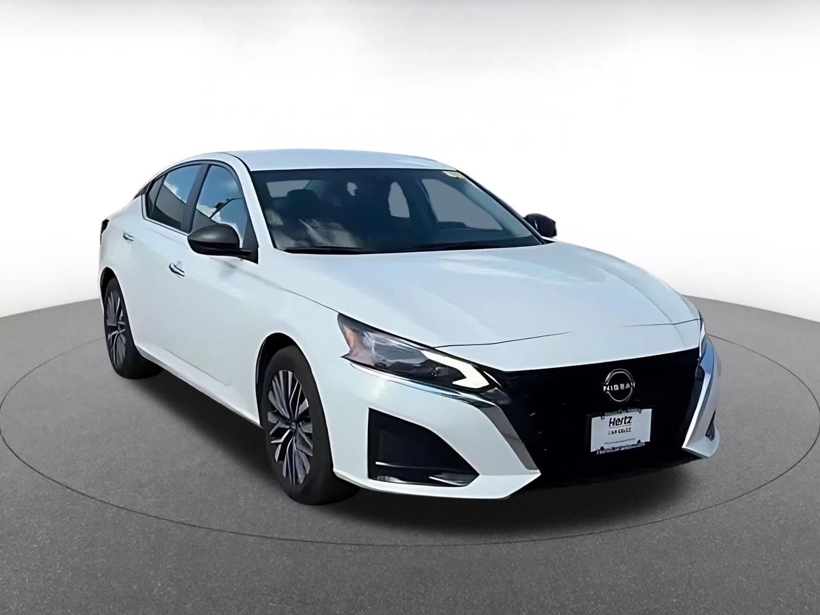 Used 2025 Nissan Altima 2.5 SV FWD image 3