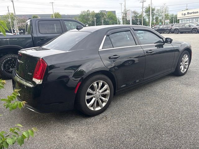 Used 2017 Chrysler 300 Limited w/ Value Package AWD/4WD image 8
