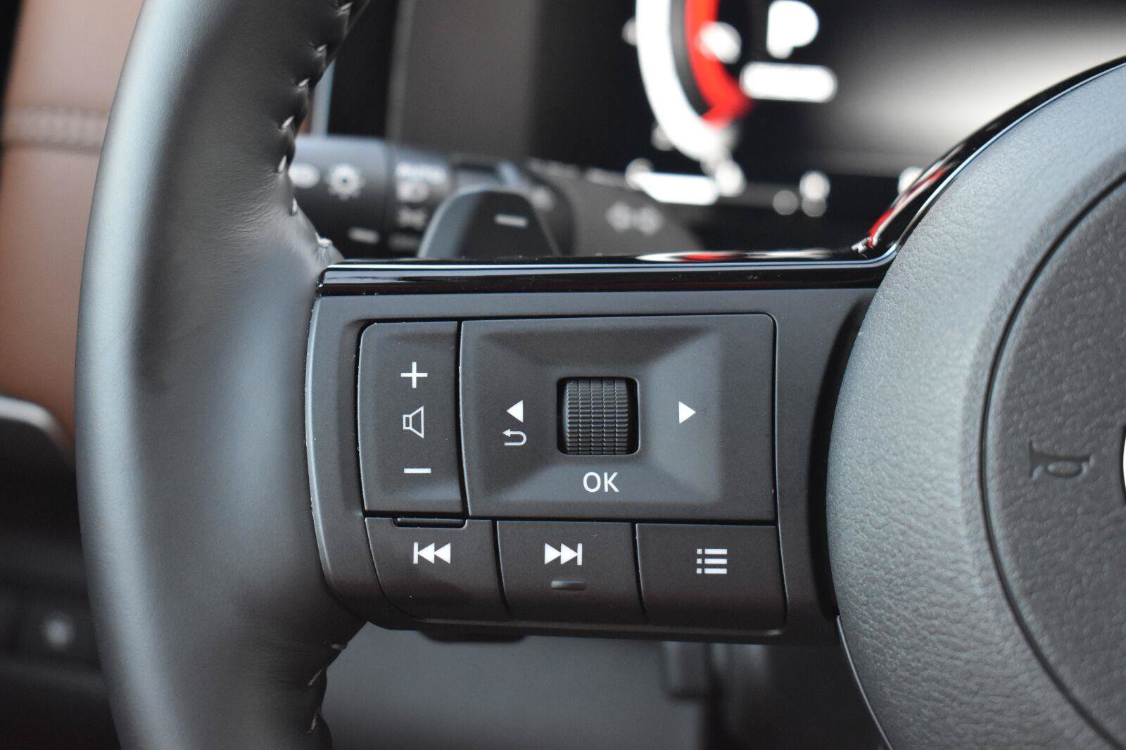 Used 2025 Nissan Pathfinder Platinum w/ Black Appearance Package FWD image 37