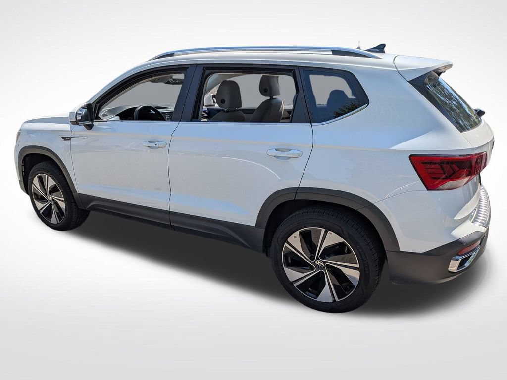 Used 2023 Volkswagen Taos SE w/ Panoramic Sunroof Package AWD/4WD image 6