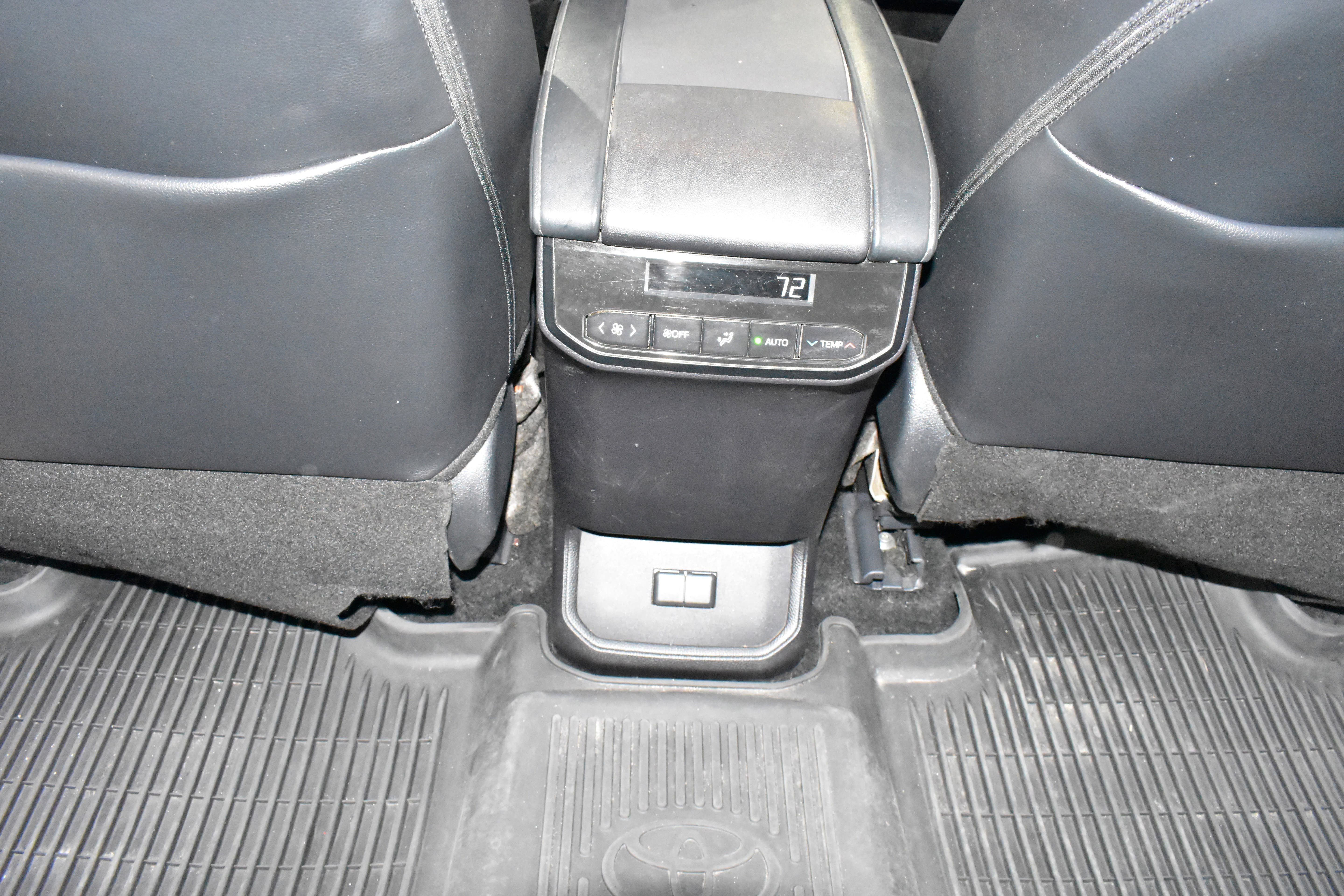 Used 2025 Toyota Highlander XLE FWD image 31