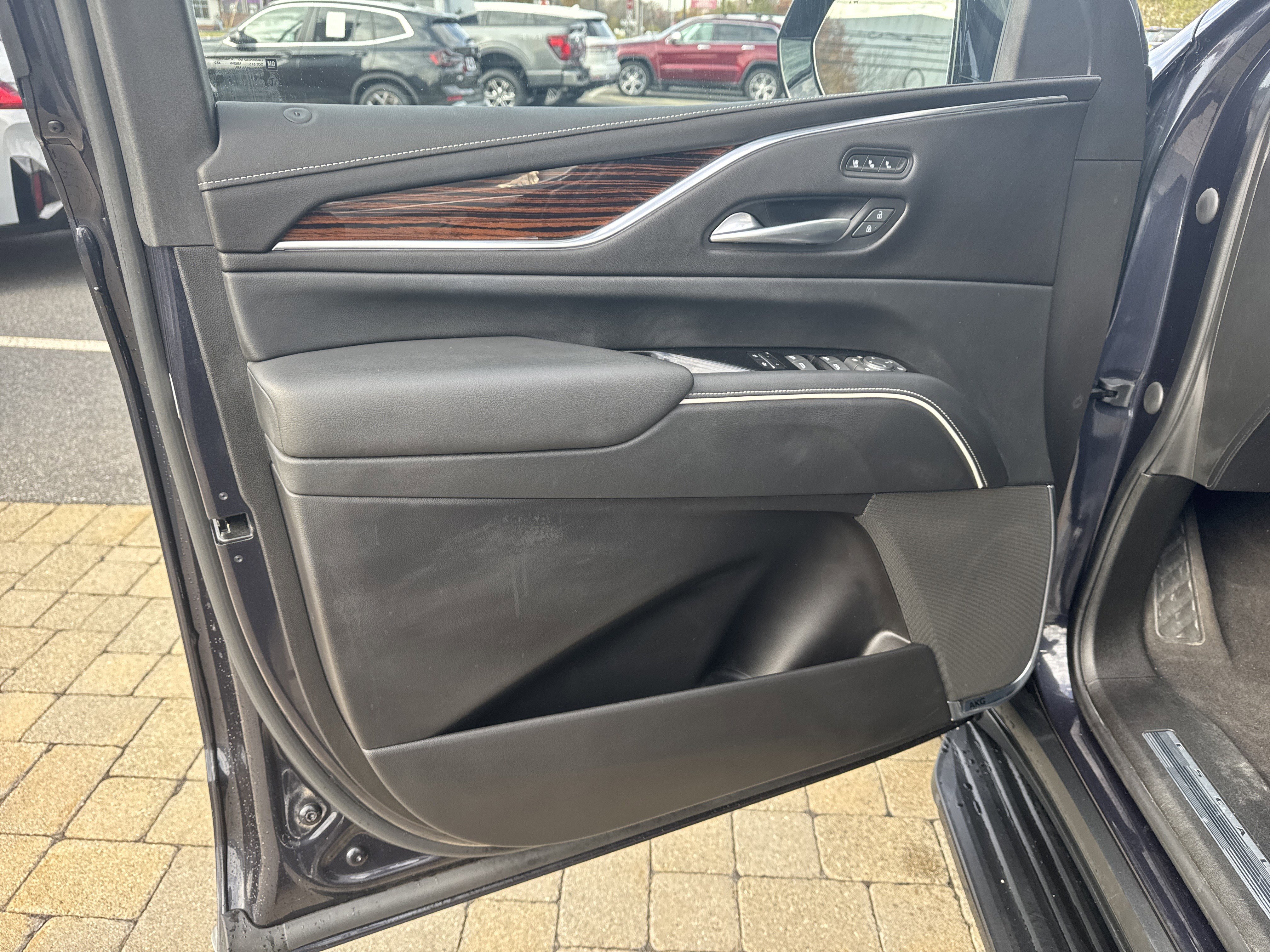 Used 2023 Cadillac Escalade Premium Luxury image 13