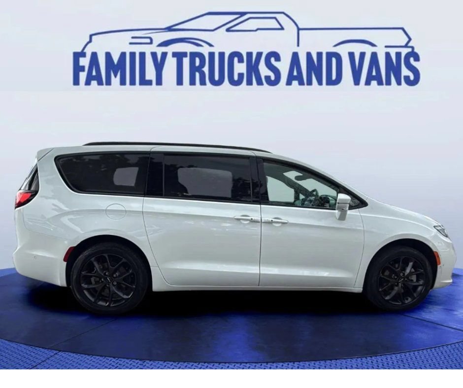 Used 2022 Chrysler Pacifica Touring-L w/ Uconnect Theater Family Group AWD/4WD image 5