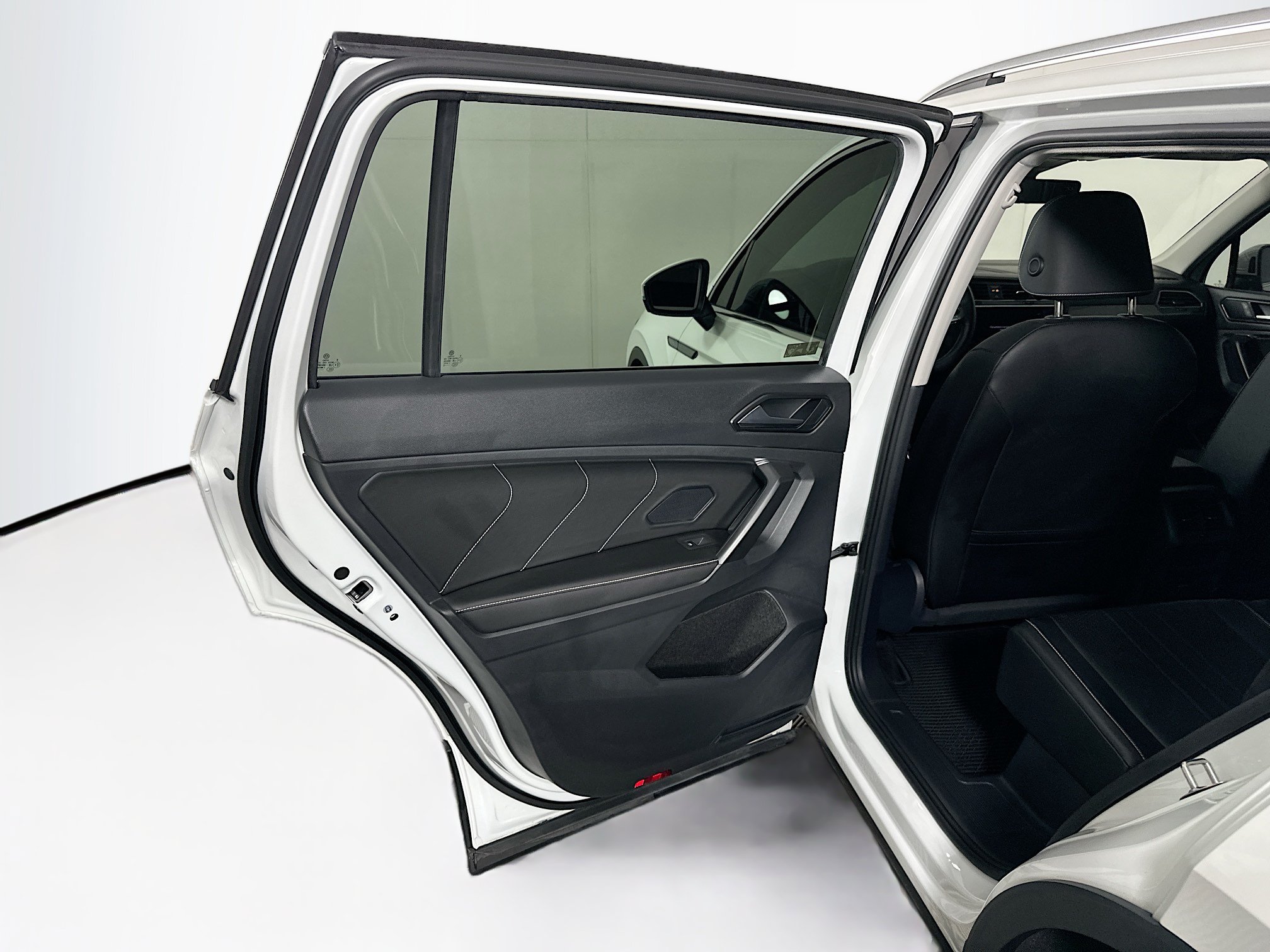 Used 2023 Volkswagen Tiguan SE FWD image 24