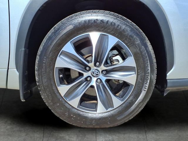 Used 2023 Toyota Highlander XLE image 9