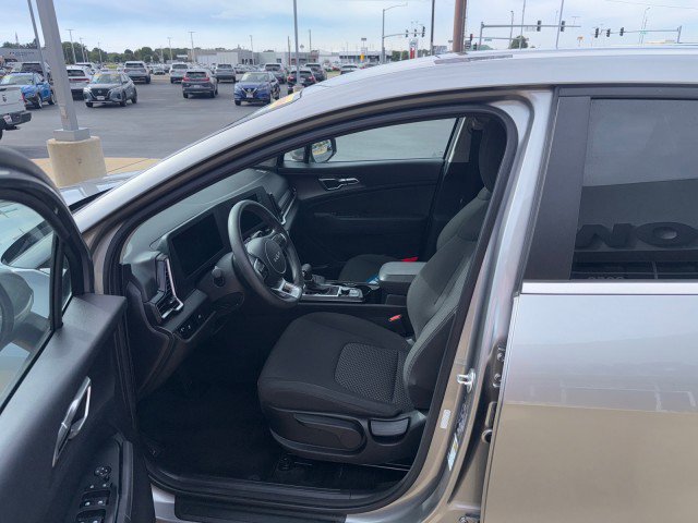 Used 2024 Kia Sportage LX image 8