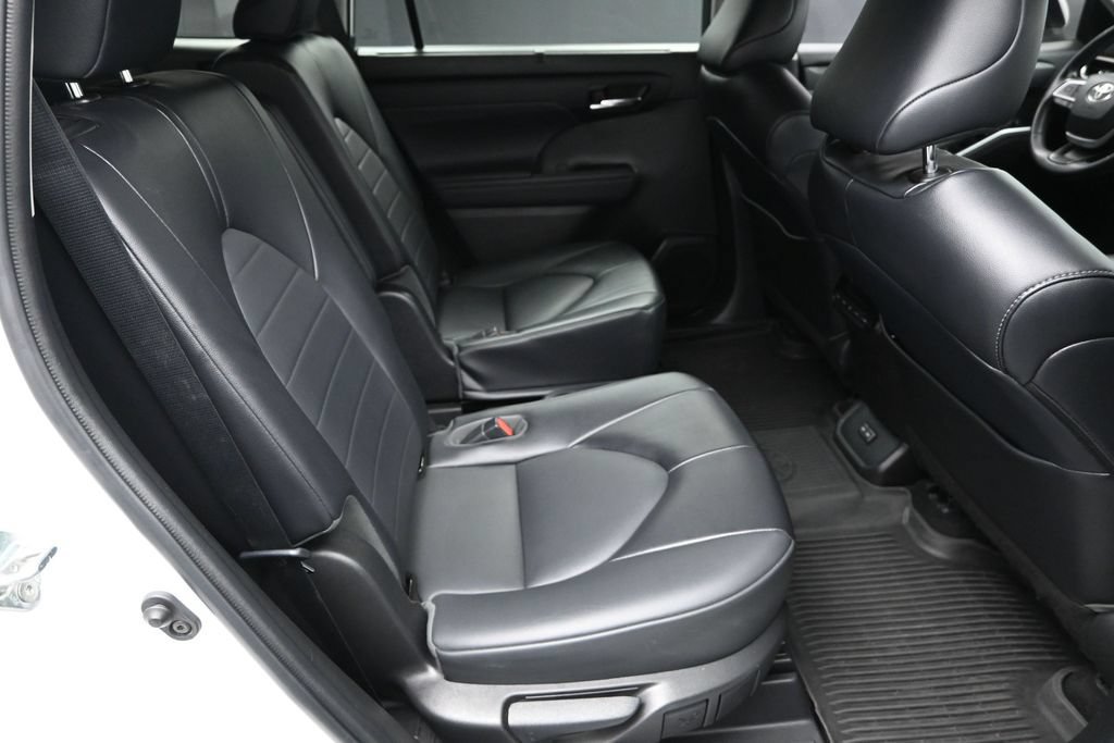 Used 2022 Toyota Highlander XLE AWD/4WD image 36