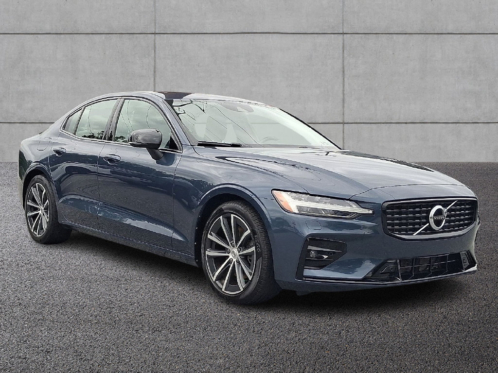Used 2022 Volvo S60 B5 Momentum w/ Premium Package FWD image 3