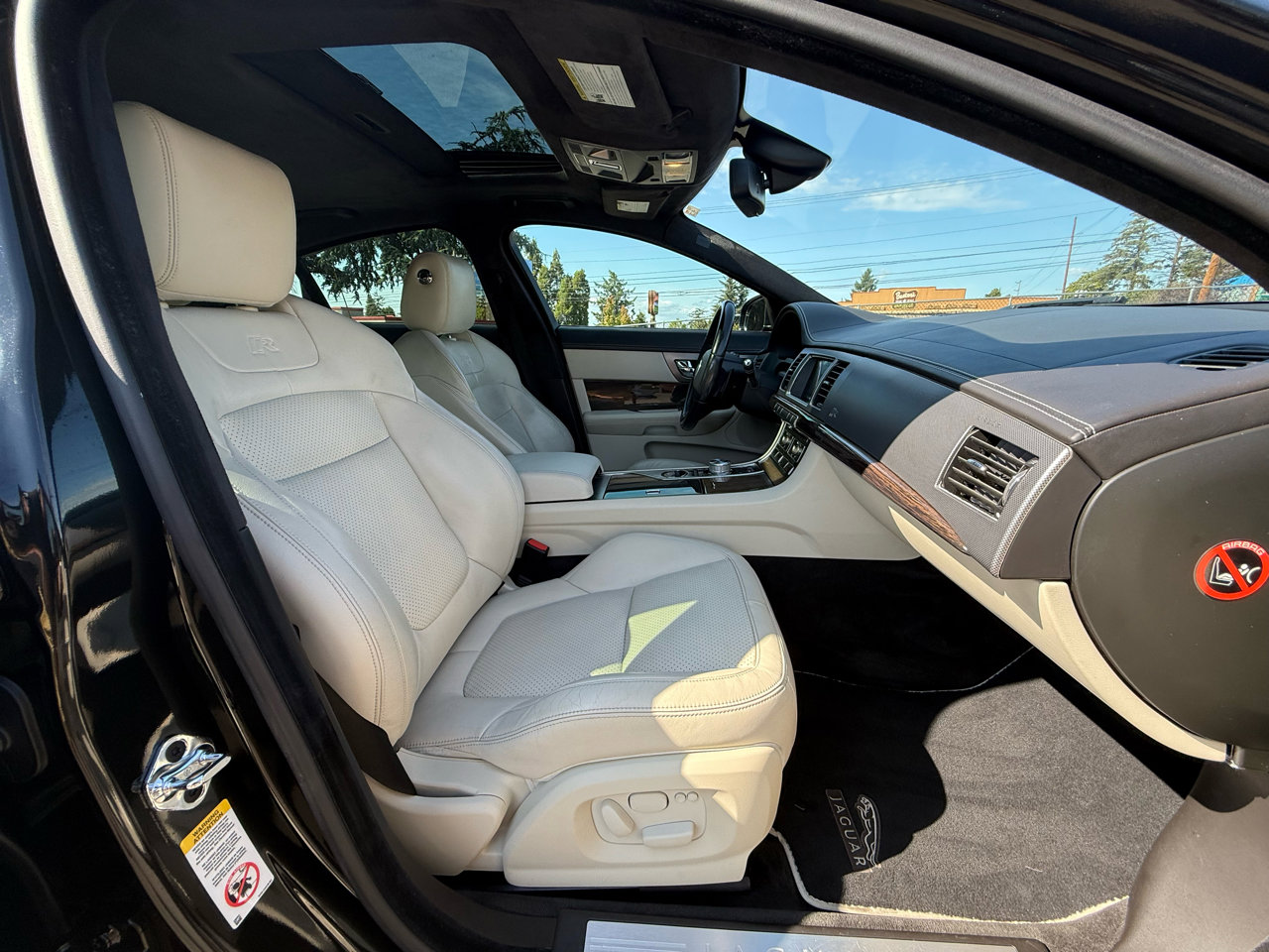 Used 2010 Jaguar XF R image 19
