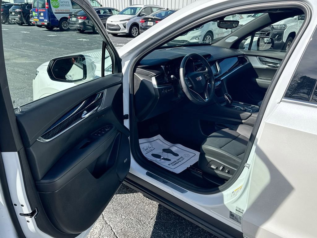 Used 2025 Cadillac XT6 Premium Luxury w/ Technology Package image 13