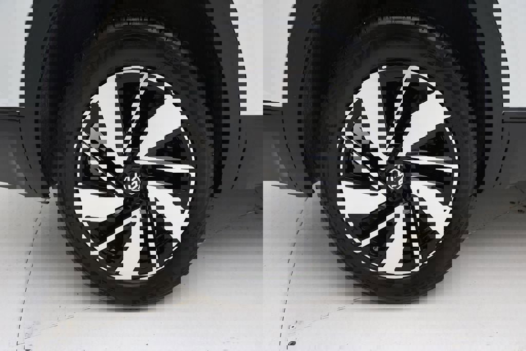 Used 2025 Volkswagen Atlas SE image 9