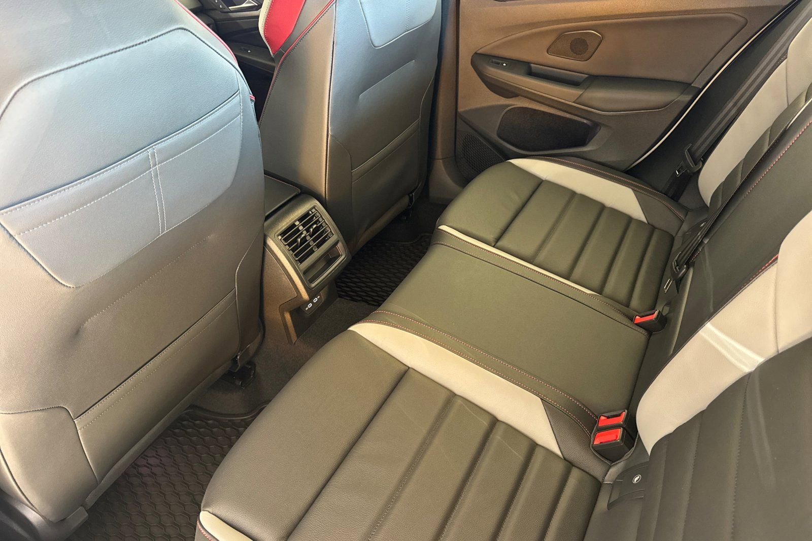 New 2026 Volkswagen GTI SE image 12