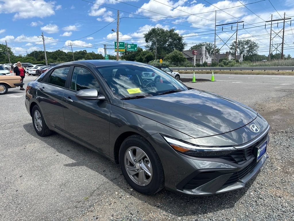 Used 2025 Hyundai Elantra SE FWD image 3