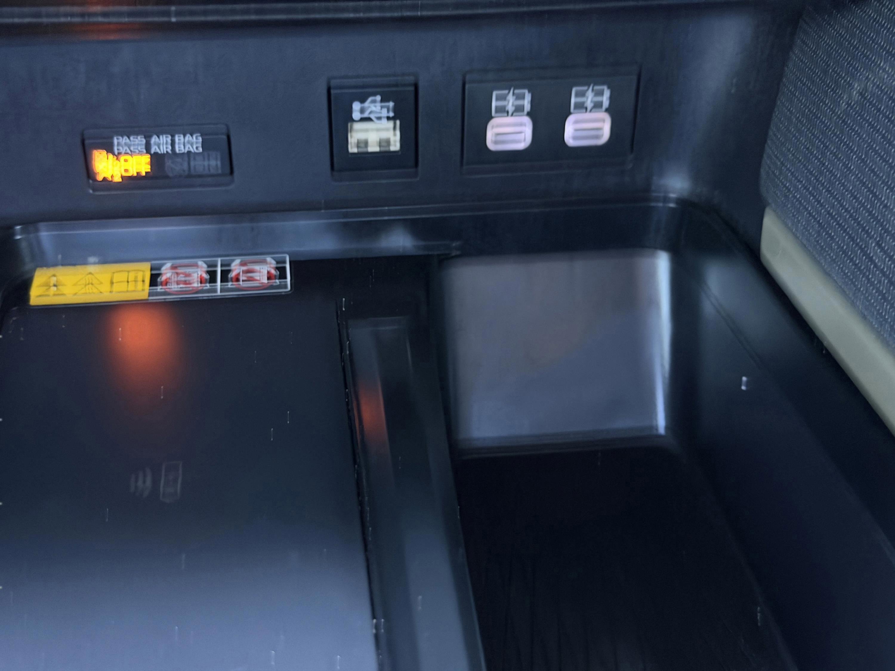 Used 2025 Toyota Camry SE w/ Convenience Package image 25