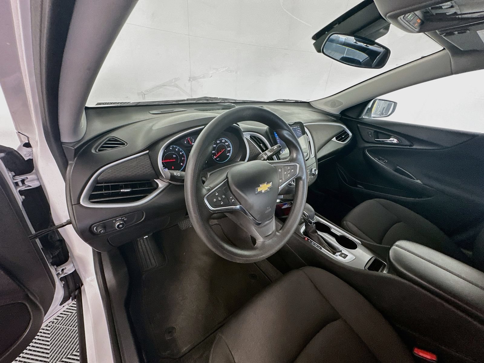 Used 2023 Chevrolet Malibu LT FWD image 9
