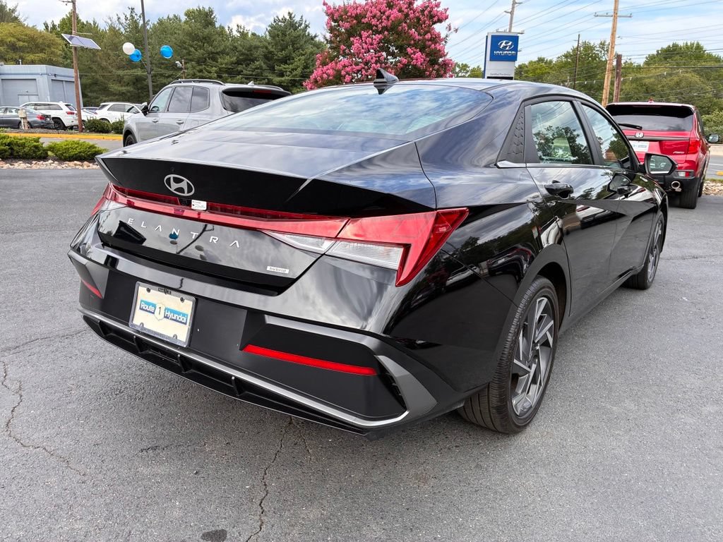 Used 2025 Hyundai Elantra Limited w/ Cargo Package FWD image 7