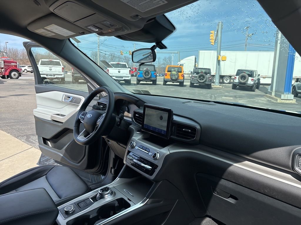 Used 2024 Ford Explorer XLT w/ Equipment Group 202A AWD/4WD image 29