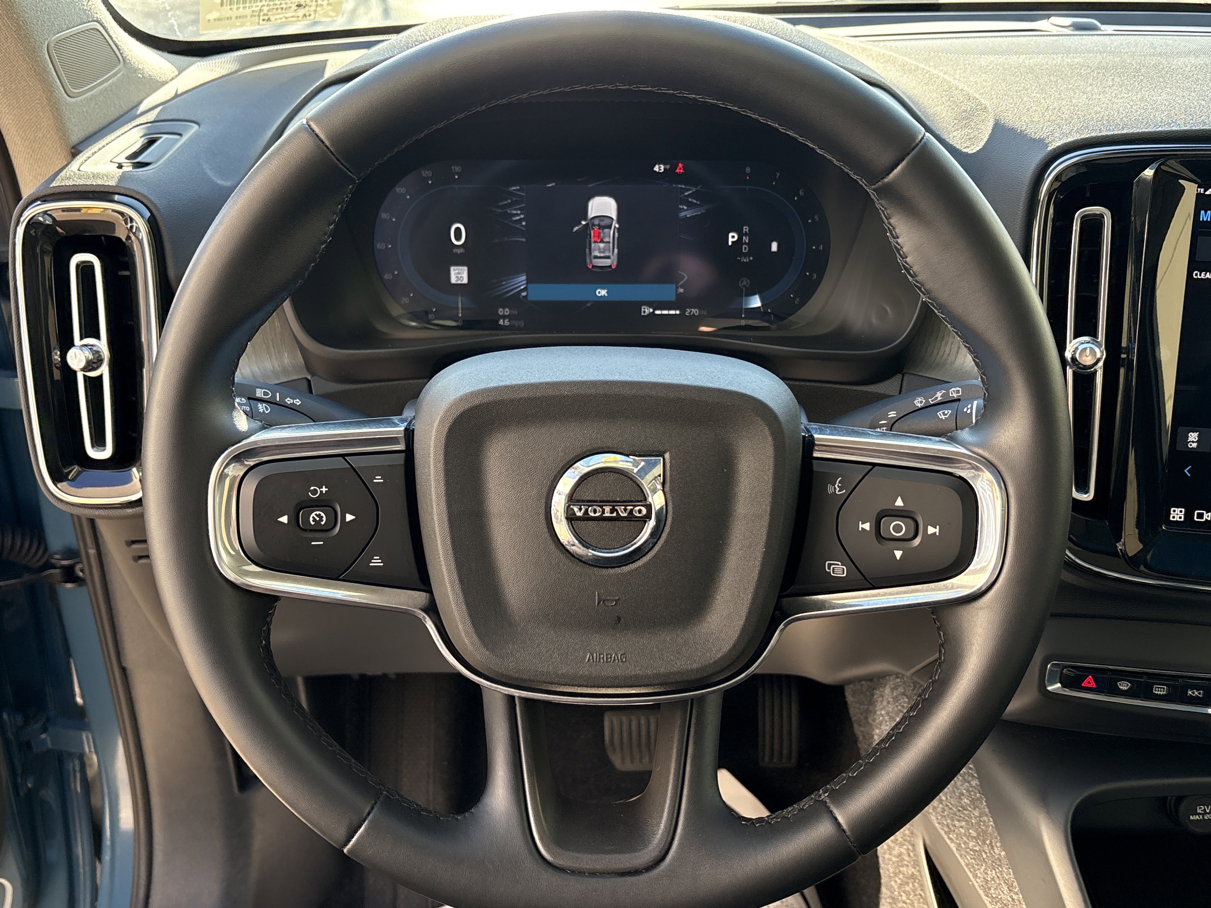 Used 2025 Volvo XC40 B5 Core image 18