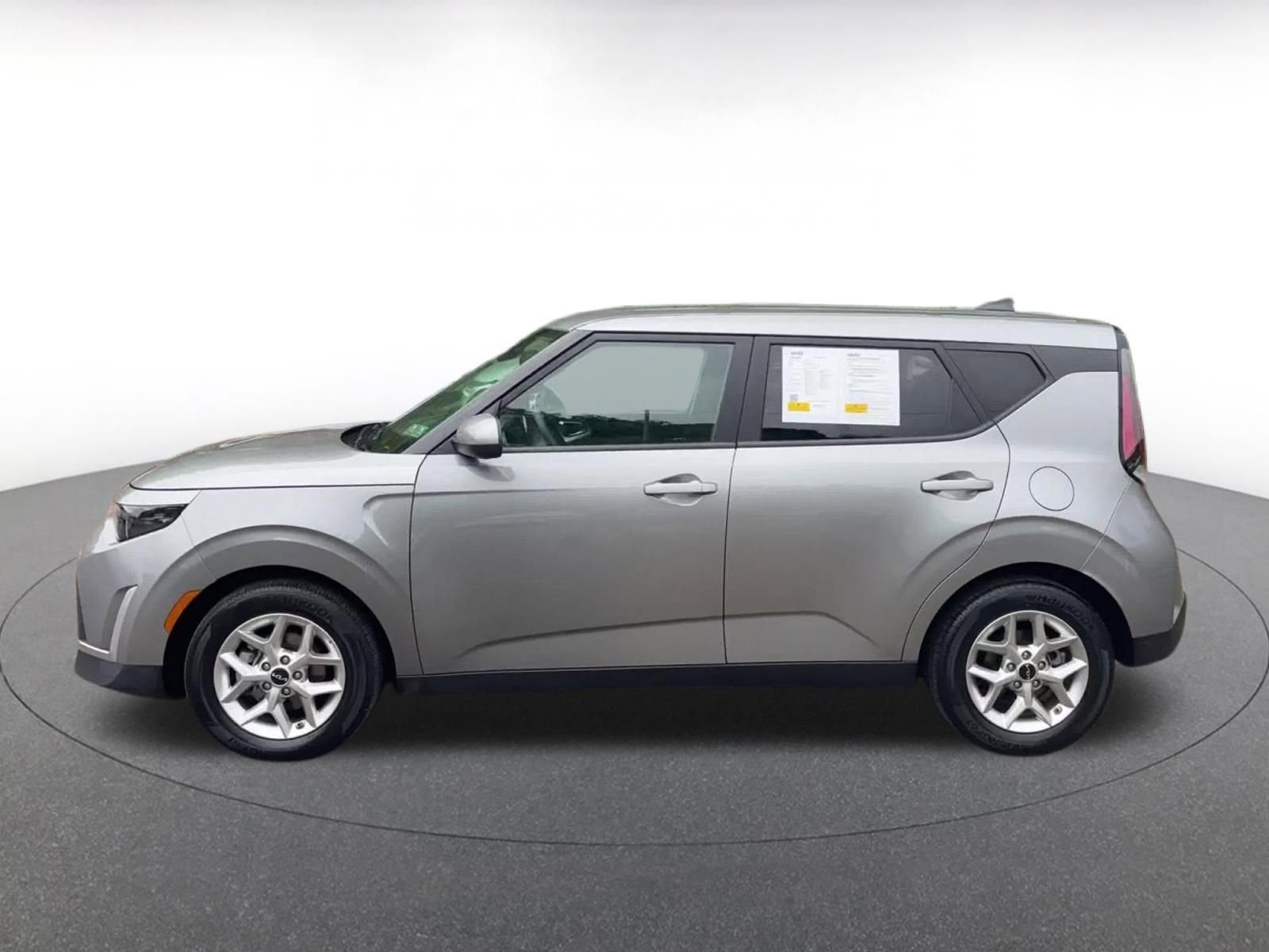 Used 2025 Kia Soul LX w/ LX Technology Package FWD image 9