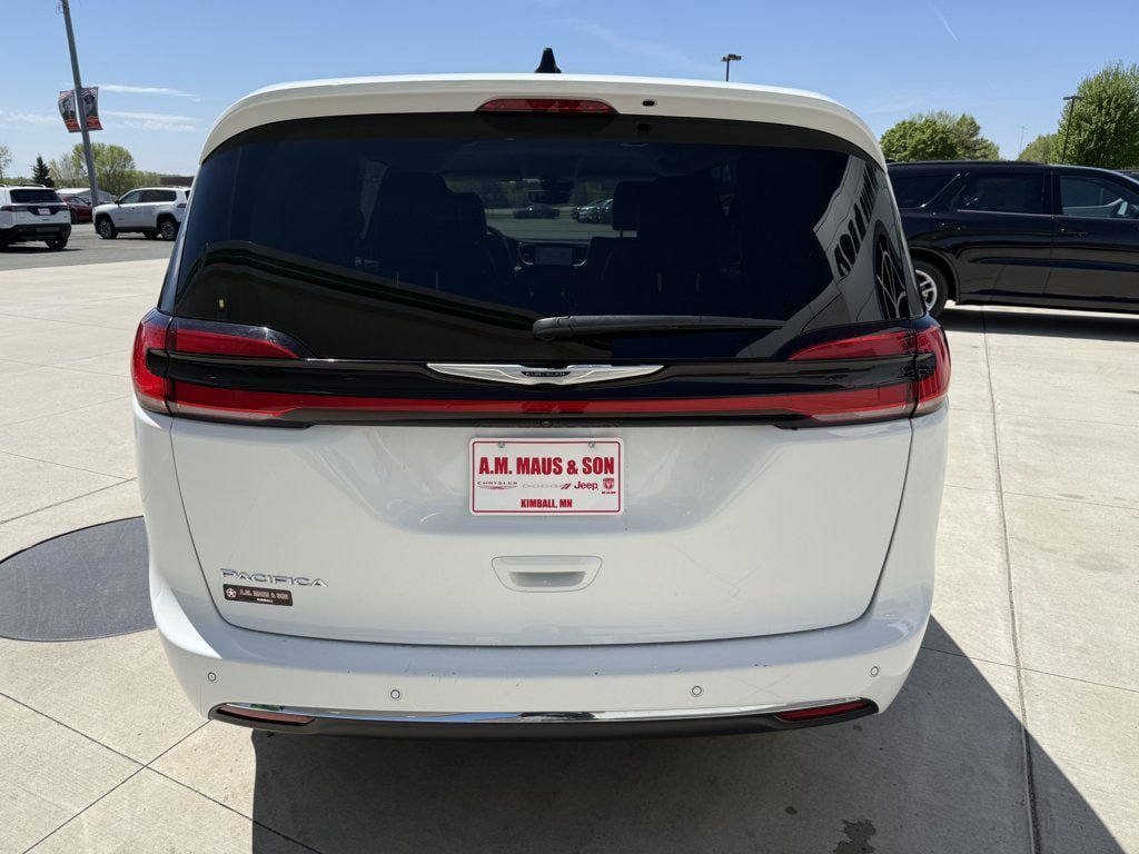 Used 2024 Chrysler Pacifica Touring-L FWD image 7