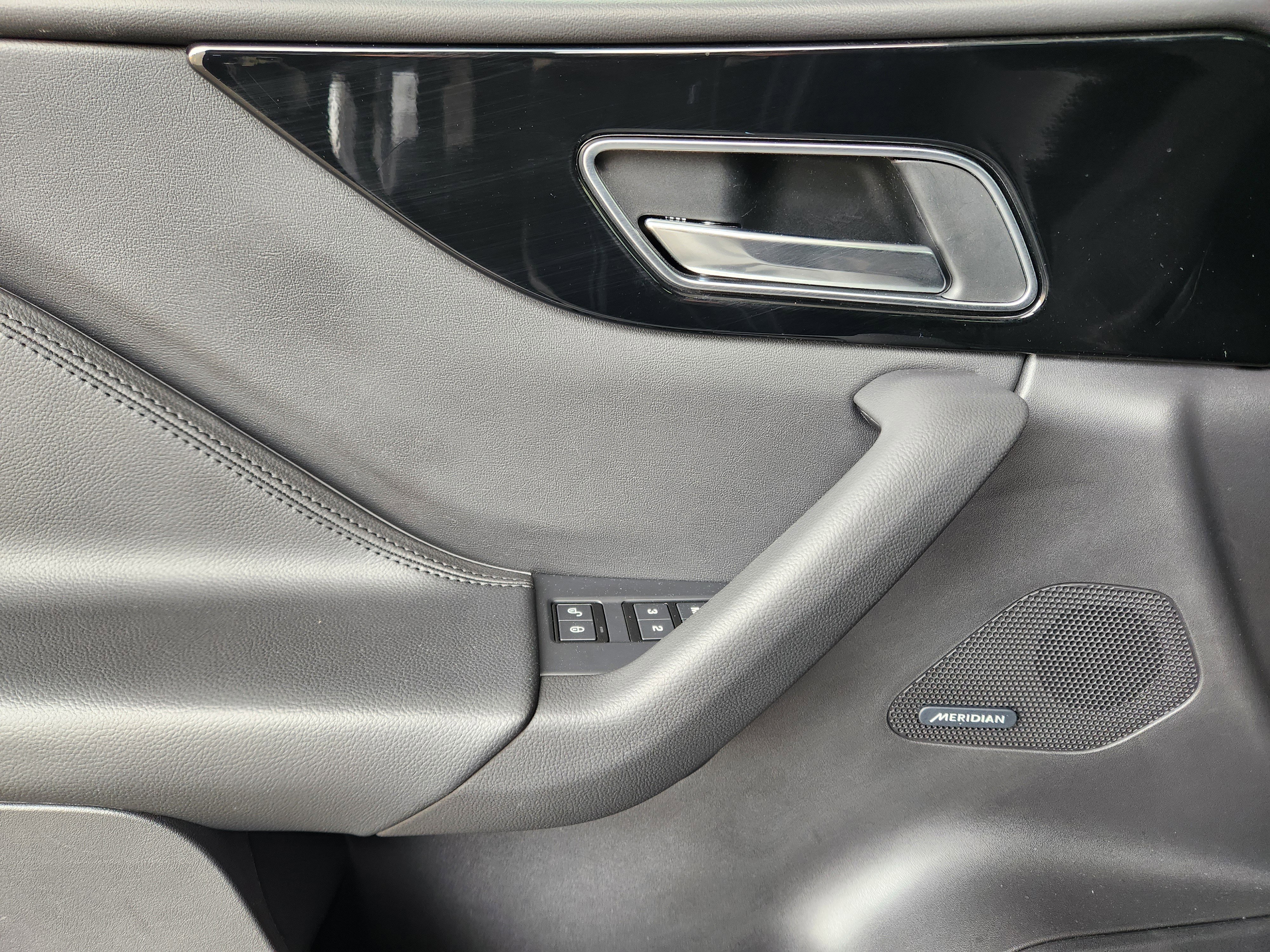 Used 2019 Jaguar F-PACE Premium image 14