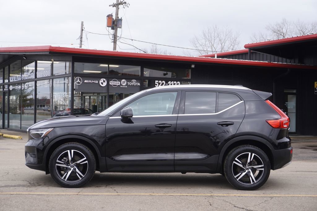 Used 2023 Volvo XC40 B5 Plus image 4